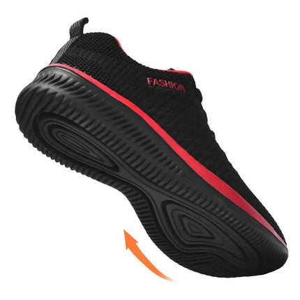 Zapatilla deportiva hombre Raptor con suela texturizada para máximo agarre y diseño moderno en negro y rojo.