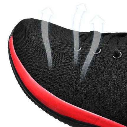 Zapatillas deportivas hombre Raptor con suela roja, mostrando flujo de aire para potencia y agarre deportivo.