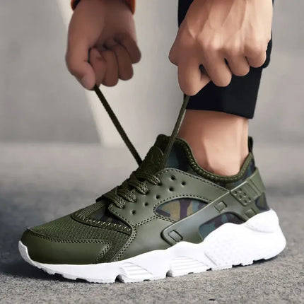 Hombre atando Zapatillas Street Air verdes, livianas y versátiles para un look deportivo y moderno.