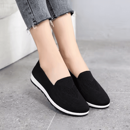 Mujer luciendo Zapatillas Isabella sin cordones, elegantes y ergonómicas, oferta: compre 1 llevate 2, promoción ideal para regalar.