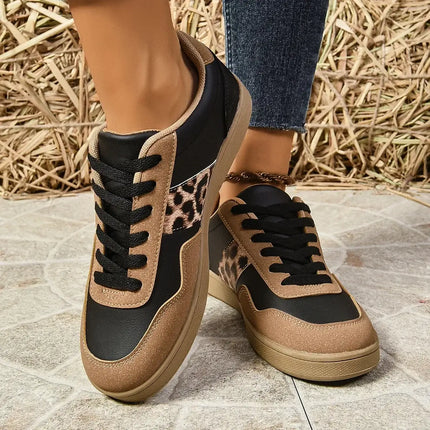 Zapatillas de leopardo para mujer, diseño urbano, comodidad, cuero PU de alta calidad, moda 2025, estilo con actitud.
