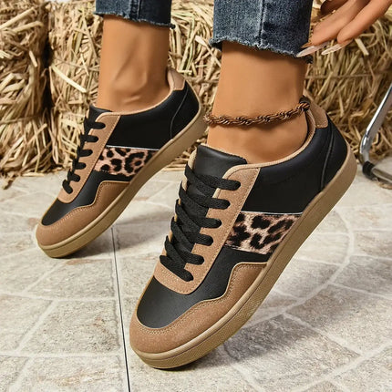 Zapatillas leopardo para mujer, estilo urbano con diseño exclusivo en cuero PU, perfectas para destacar en tendencia 2025.