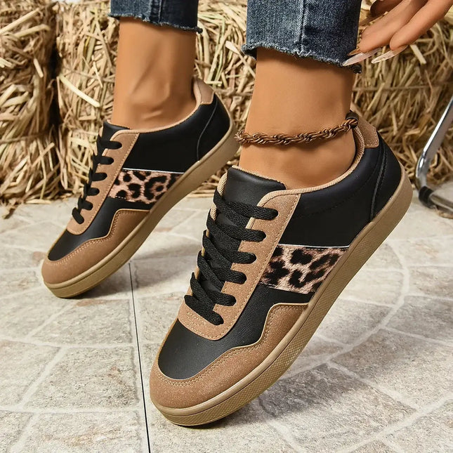 Zapatillas leopardo para mujer, estilo urbano con diseño exclusivo en cuero PU, perfectas para destacar en tendencia 2025.