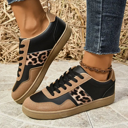 Zapatillas leopardo para mujer, diseño urbano en cuero PU con estampado animal print, moda cómoda y estilo para 2025.