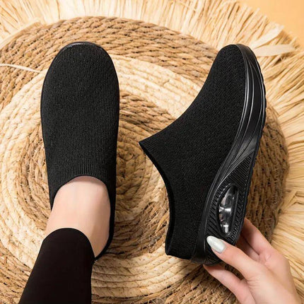 Alt Tag: Mujer usando Zapatillas Luisa ergonómicas negras, mostrando suela anti impacto y ajuste cómodo ideal para actividades diarias.