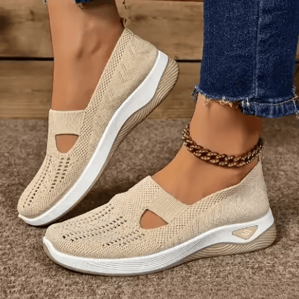 Mujer usando Zapatillas Merceditas Comfort Plus en beige, promoción compre 1 llevate 2, suela anatómica para soporte superior.