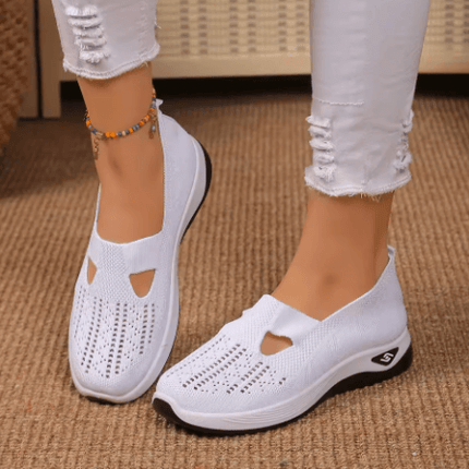 Mujer usando zapatillas Merceditas Comfort Plus en oferta: compre 1 llevate 2 gratis. Ideales para confort y estilo diario.