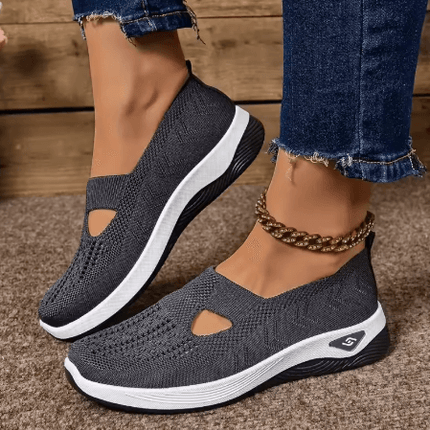 Mujer usando zapatillas Merceditas Comfort Plus en oferta: compre 1 llevate 2, diseño anatómico en promoción.