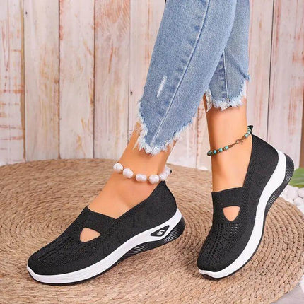 Mujer con zapatillas Merceditas Comfort Plus negras, ideal para promoción compre 1 llevate 2, suela anatómica para soporte superior.