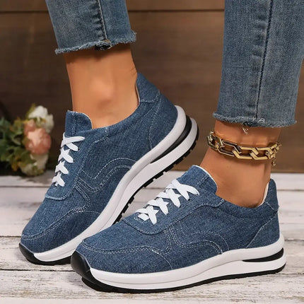 Alt Tag: Zapatillas Mujer Indigo estilo denim casual combinadas con jeans, mostrando diseño moderno y comodidad para uso diario.