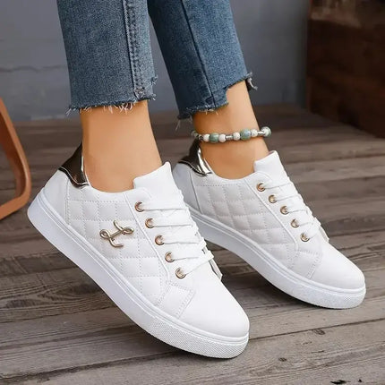 Zapatillas Mujer Lune blancas con acabado acolchado y detalles metálicos, elegantes y urbanas para mujeres que valoran la comodidad y el estilo.