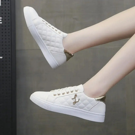 Zapatillas Mujer Lune blancas con acabado acolchado y detalles metálicos, estilo urbano elegante.