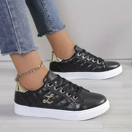 Elegantes zapatillas negras Lune para mujer con acabado acolchado, detalles metálicos, y estilo urbano moderno.