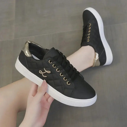 Zapatillas Mujer Lune negras con detalles acolchados y metálicos, combinan elegancia urbana y comodidad en un diseño moderno.