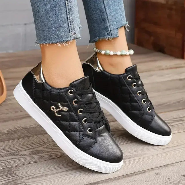 Zapatillas Mujer Lune negras con diseño acolchado y detalles metálicos, estilo urbano elegante y moderno para mujer.
