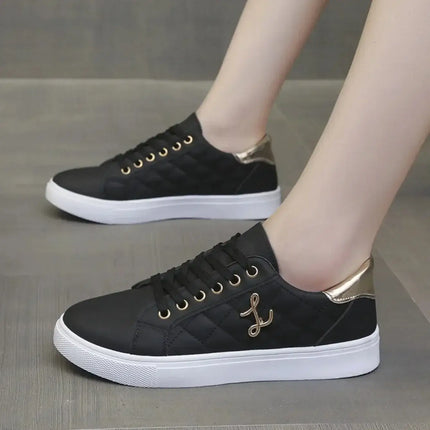 Zapatillas Mujer Lune en negro con detalles metálicos dorados y diseño acolchado, combinan elegancia y comodidad urbana.