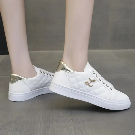 Zapatillas Mujer Lune blancas con acolchado estilo matelassé y detalles metálicos, elegantes y modernas en material tipo cuero sintético.