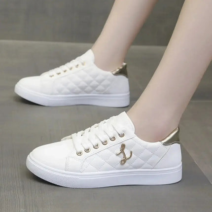 Zapatillas Mujer Lune blancas con diseño matelassé y detalles metálicos. Elegantes y cómodas, ideales para estilo urbano sofisticado.