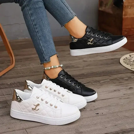Mujer luciendo Zapatillas Mujer Lune negras y blancas, diseño elegante con detalles metálicos en el talón y ojales, estilo urbano clásico.