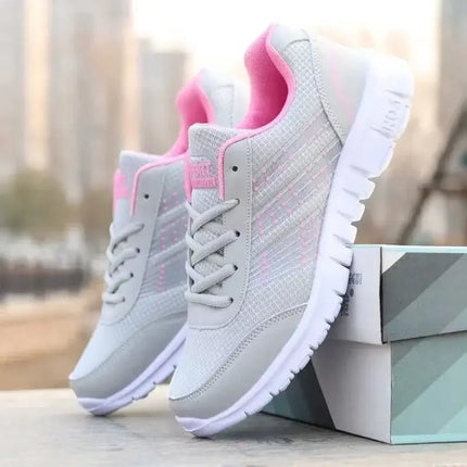 Zapatillas Mujer NeonStep grises y rosas sobre caja, ideales para primavera, en promoción: compre 1, llevate 2. Comodidad urbana y estilo.