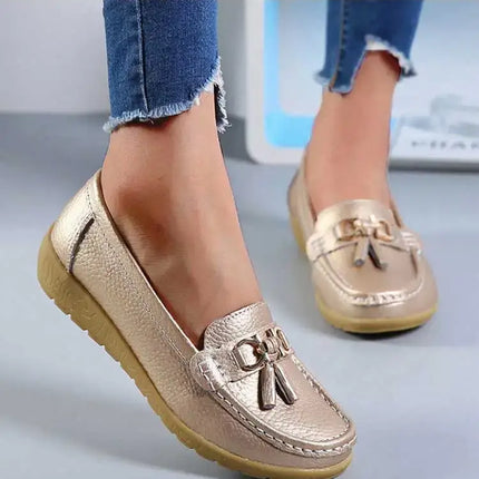 Zapatillas mujer tipo mocasín doradas con detalle metálico, elegantes y cómodas para uso diario. Ideales para caminar y relajarse.