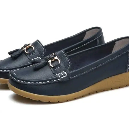 Zapatillas Mujer tipo mocasín en azul con detalle metálico, diseño plano y flexible, ideales para confort diario y elegancia simple.