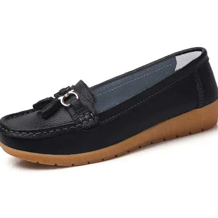 Zapatillas Mujer Alba tipo mocasín negras, diseño minimalista con detalle metálico, confort y elegancia para uso diario y casual.
