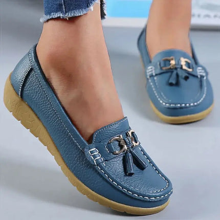 Blue moccasin-style women's sneakers with tassel detail, featuring a flexible and elegant design perfect for daily comfort.