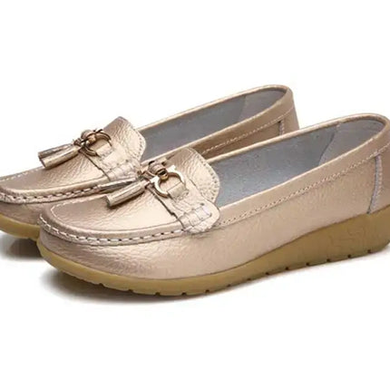 Zapatillas Mujer Alba tipo mocasín doradas con detalle metálico, confort duradero, ideales para el día a día y diseño versátil.