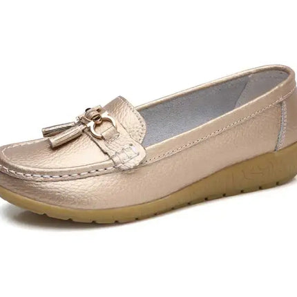 Zapatillas Mulher tipo mocasín Alba, elegancia ligera y comodidad en diseño plano sintético con detalle metálico.