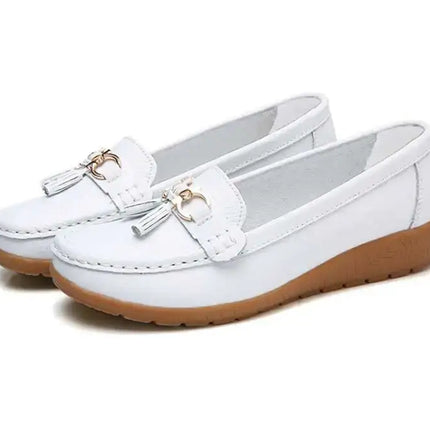 Zapatillas Mujer tipo mocasín blancas con detalle metálico, diseño elegante y cómodo, perfectas para el uso diario.