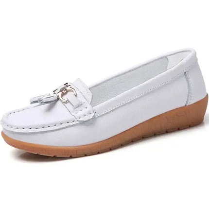 Alt Tag: Zapatillas Mujer tipo mocasín blanco con detalle metálico y suela marrón, elegantes y versátiles para el uso diario.