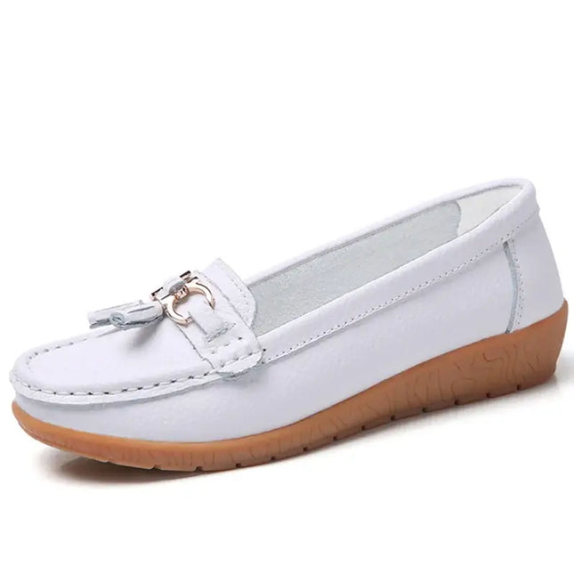 Zapatillas Mujer Alba tipo mocasín en blanco con detalle metálico, diseño elegante y confortable, ideales para el uso diario.