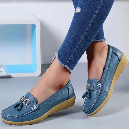 Mujer luciendo zapatillas mocasín azules con detalle metálico, ideales para comodidad y elegancia en el día a día.