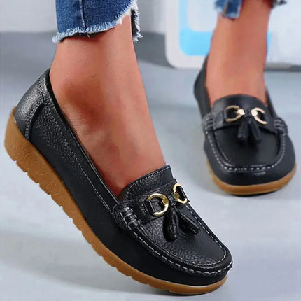 Zapatillas mujer tipo mocasín en negro con detalle metálico, elegancia y confort para el uso diario. Ideal para caminar y trabajar.