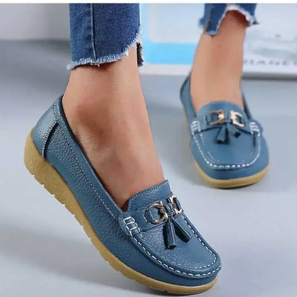 Zapatillas Mujer Alba tipo mocasín en material sintético azul con detalle metálico, ideales para comodidad y estilo diario.