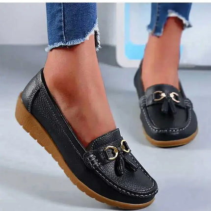 Zapatillas Mujer Alba mocasín negras con detalle metálico, elegantes y cómodas, ideales para uso diario y looks minimalistas.