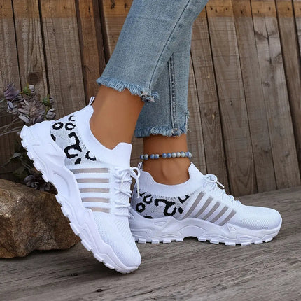 Zapatillas Mujer WildFit blancas, ligeras y transpirables con detalle animal print, promoción compre 1 llevate 2, estilo y comodidad.
