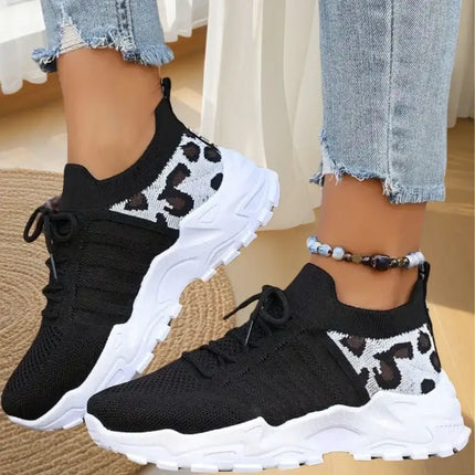 Zapatillas mujer WildFit negras con diseño animal print, cómodas y livianas. Promoción: compre 1 llevate 2. Estilo y soporte garantizados.