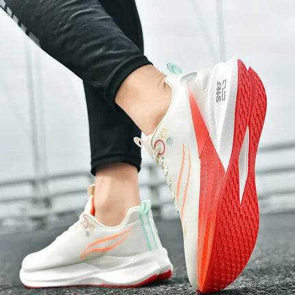 Zapatillas running unisex con placa de carbono, antideslizantes, diseño moderno en rojo y blanco, ideales para hombres. Zapatillas deportivas hombre.