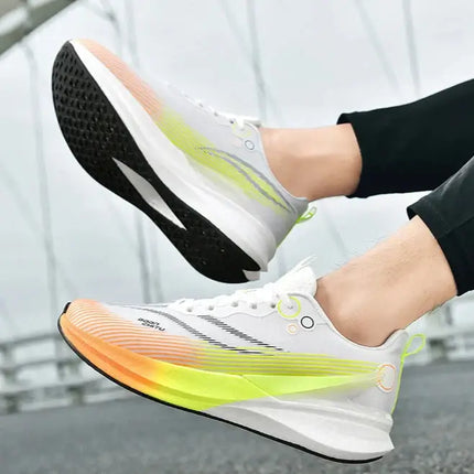 Zapatillas de running unisex con placa de carbono y suela antideslizante, perfectas para hombres, sobre fondo urbano.