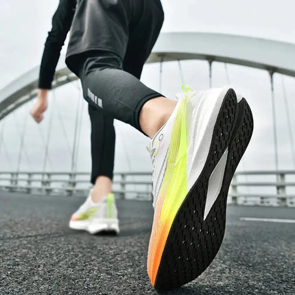 Persona corriendo con zapatillas running unisex con placa de carbono y suela antideslizante en un puente.