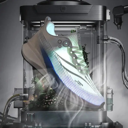 Zapatillas deportivas hombre con placa de carbono y diseño antideslizante, unisex, en exhibición iluminada en caja futurista.