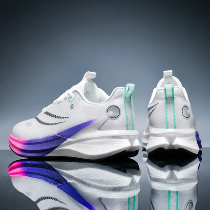 Zapatillas deportivas unisex con placa de carbono y suela antideslizante, diseño moderno en blanco con detalles de colores.