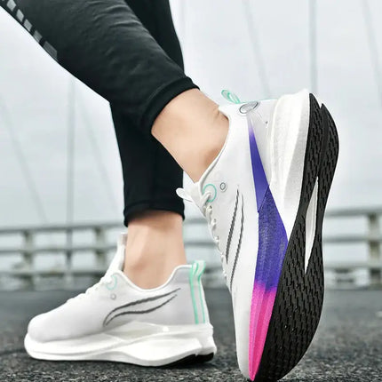 Zapatillas deportivas hombre con placa de carbono y antideslizantes, ideales para running, diseño moderno y unisex, fondo desenfocado.