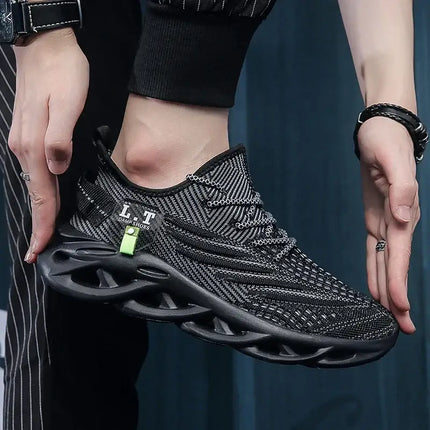 Zapatillas deportivas para hombre, negras y transpirables, ideales para running, mostrando diseño moderno y liviano.