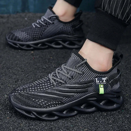 Zapatillas deportivas hombre ligeras y transpirables en color negro, ideales para running. Diseñadas con suela innovadora para mayor comodidad.