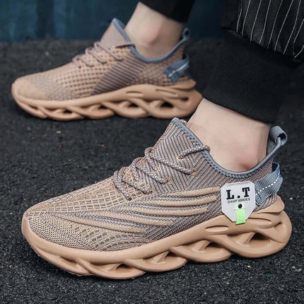 Zapatillas deportivas hombre con diseño ligero y transpirable, ideales para running, suela ergonómica y acabado moderno en color marrón claro.