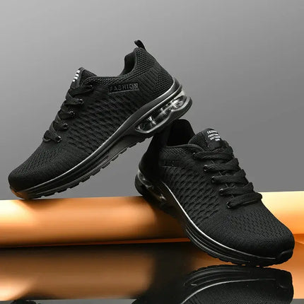 Zapatillas Running Hombre negras, resistentes y livianas, ideales para deportes, con diseño moderno y cómodo.