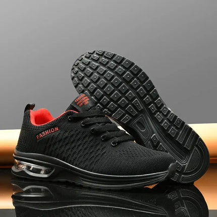 Zapatillas deportivas hombre negras y rojas, diseño resistente y liviano, perfectas para running. Disponible en varios talles.